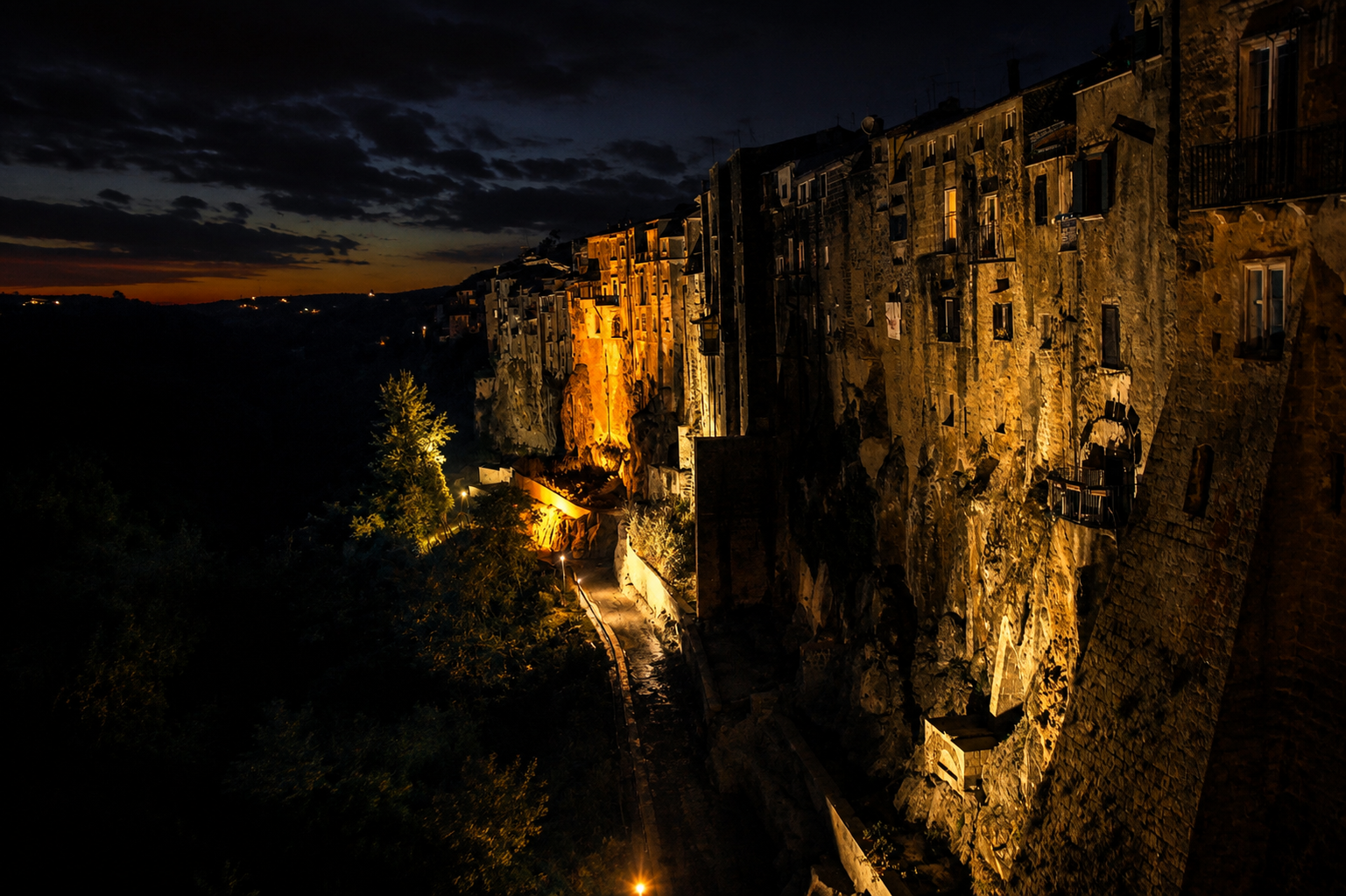 Sant'Agata de' Goti di notte, con le case in pietra illuminate lungo il costone
